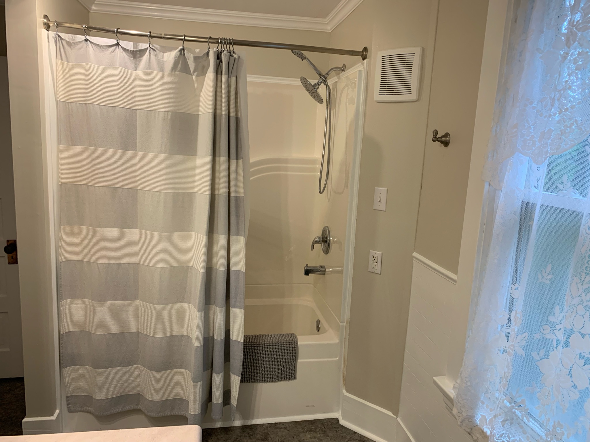 Main bathroom shower